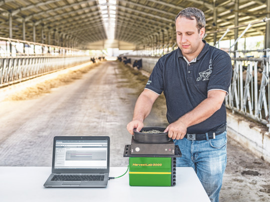 Stejně jako na řezačce umožňuje HarvestLab získávat data o sušině a kvalitě sklízené hmoty a v tomto případě navíc i data o již zfermentované kukuřičné siláži či senáži. Získáváte tak informace o obsahu sušiny či o ADF, NDF, N-látkách, škrobu či cukrech.