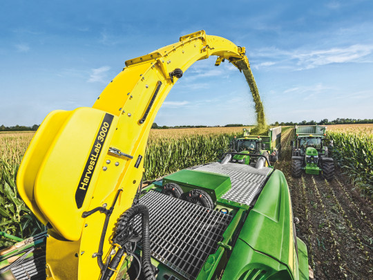 John Deere HarvestLab 3000 a jeho umístění na řezačce. Umožňuje získávat data o sušině a kvalitě sklízené hmoty. Lze pak například automaticky upravovat délku řezanky, dávkovat konzervant dle obsahu sušiny či získávat informace od ADF, NDF, N-látkách, škr